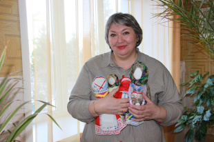 Костюмер пестравского ДК создает народные русские куклы